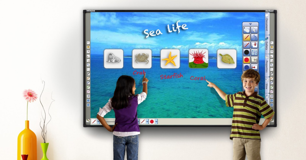 Діти біля інтерактивної дошки