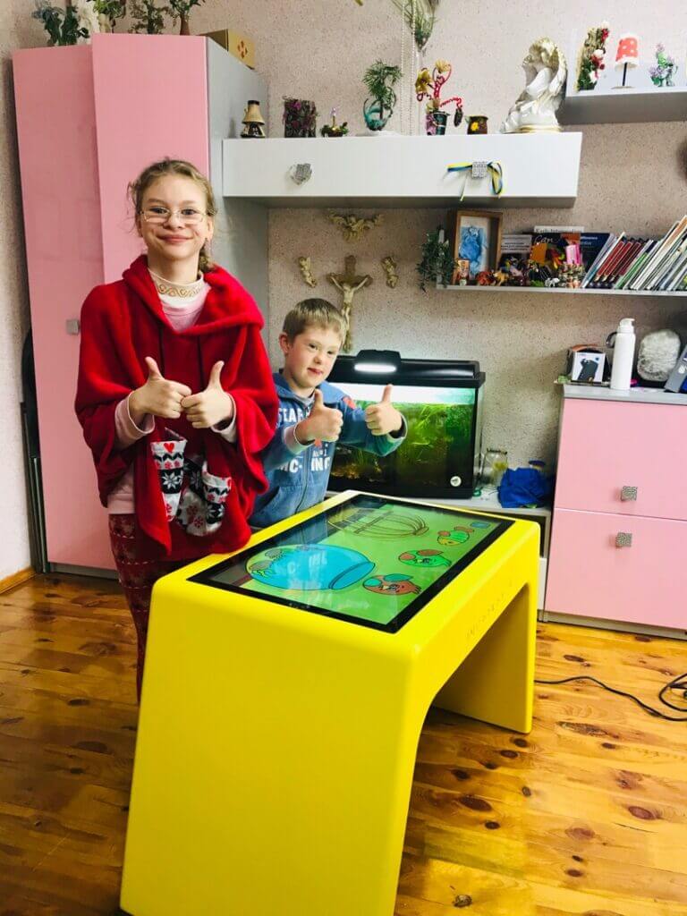 Дитячий стіл в реабілітаційному центрі